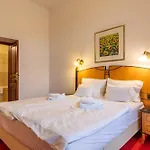 Hotel Madi Kuria Es Rendezvenykoezpont 3*