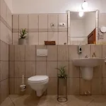 Madi Kuria Es Rendezvenykoezpont 3*
