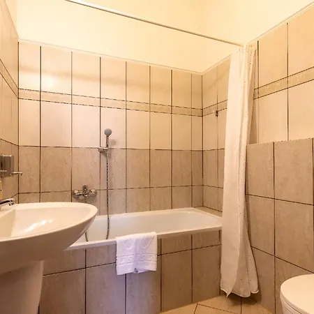 מלון Madi Kuria Es Rendezvenykoezpont 3*