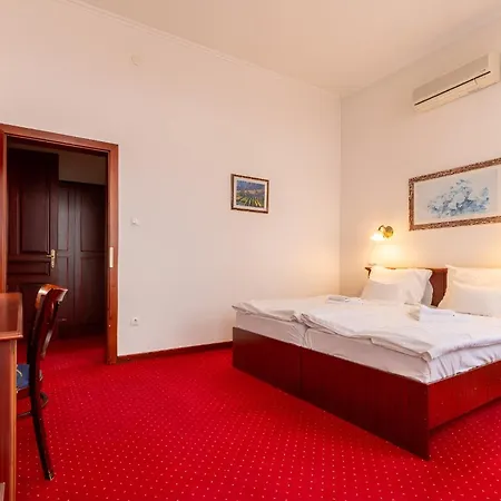 Madi Kuria Es Rendezvenykoezpont Hotel 3*