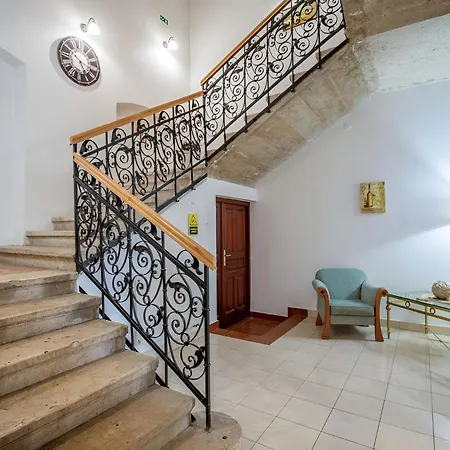 Madi Kuria Es Rendezvenykoezpont 3*