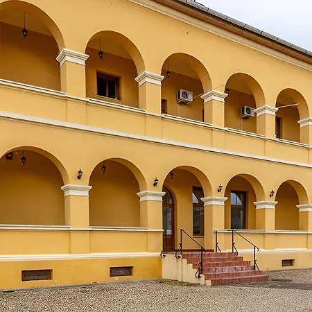 Madi Kuria Es Rendezvenykoezpont Hotel