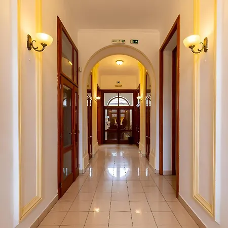 Madi Kuria Es Rendezvenykoezpont Otel Mád