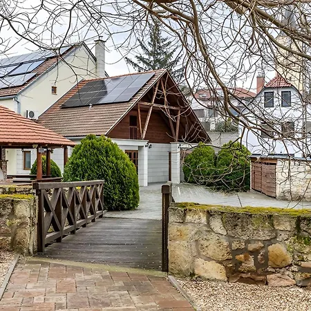 Madi Kuria Es Rendezvenykoezpont Hotel