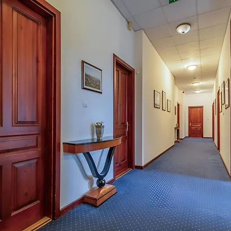 Otel Madi Kuria Es Rendezvenykoezpont 3*