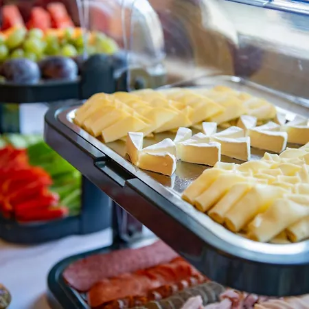 Madi Kuria Es Rendezvenykoezpont Hotel 3*