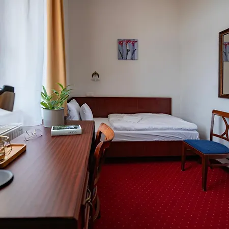 Madi Kuria Es Rendezvenykoezpont Hotel