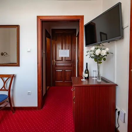 Hotel Madi Kuria Es Rendezvenykoezpont 3*