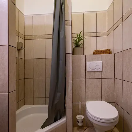 Madi Kuria Es Rendezvenykoezpont Hotel