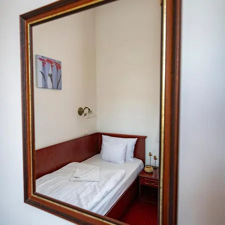 Madi Kuria Es Rendezvenykoezpont Hotel