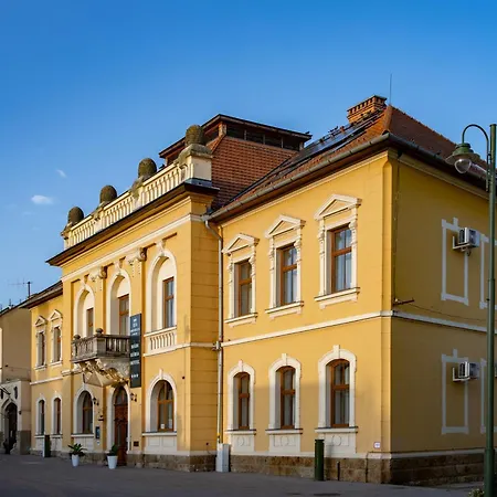 Madi Kuria Es Rendezvenykoezpont Otel Mád