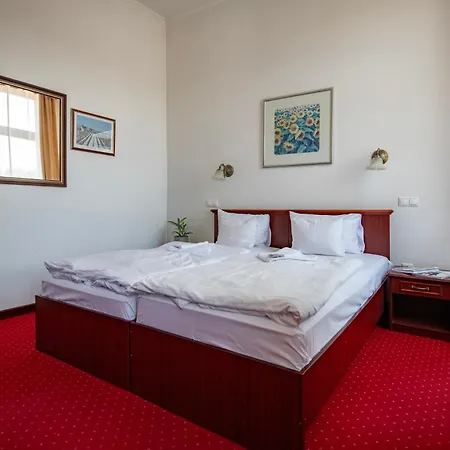 Madi Kuria Es Rendezvenykoezpont Hotel 3*