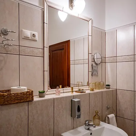 Otel Madi Kuria Es Rendezvenykoezpont 3*