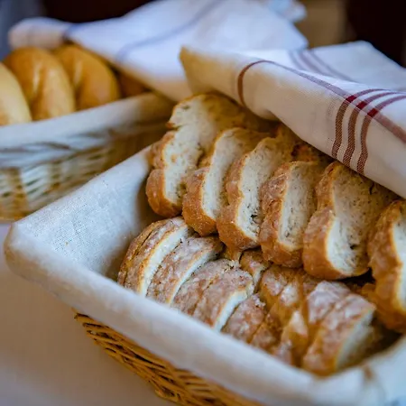 Madi Kuria Es Rendezvenykoezpont Hotel Mád