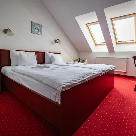 Madi Kuria Es Rendezvenykoezpont Hotel 3*