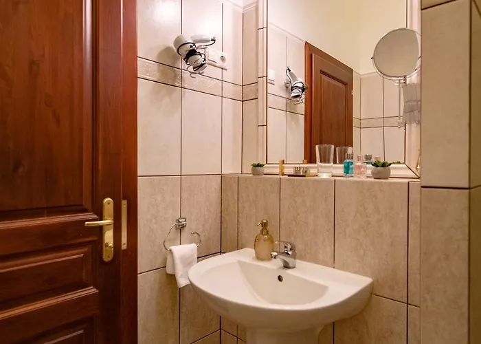 Hotel Madi Kuria Es Rendezvenykoezpont
