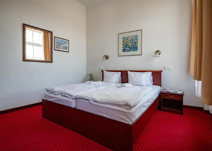 Madi Kuria Es Rendezvenykoezpont Hotel 3*
